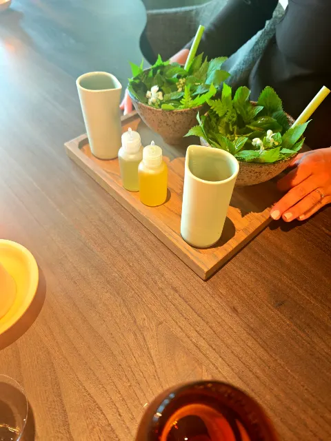 Des herbes fraîches et des essences pour une expérience riche en goût.