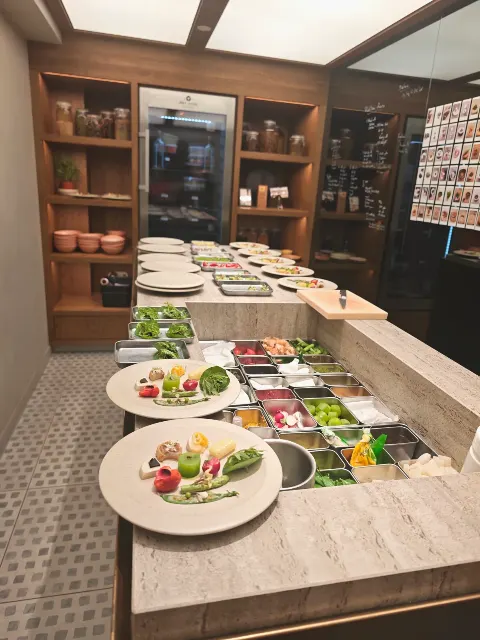 Regard dans la cuisine ultra-concentrée de Flore.