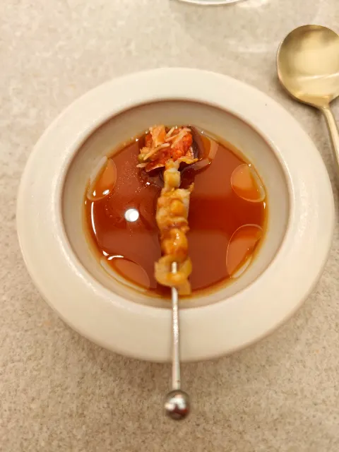 Des fruits de mer délicats, parfaitement équilibrés dans une assiette creuse.