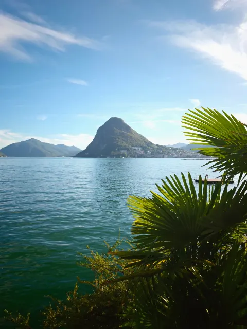 La vue splendide sur le lac de Lugano scintillant.