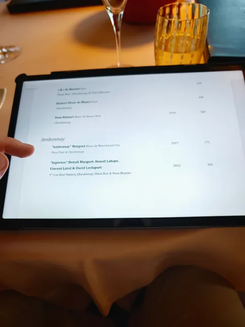 Espléndida selección de champanes en la carta de vinos digital.