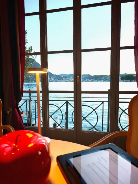 Una velada gezelliger con vistas de ensueño al lago de Lugano.
