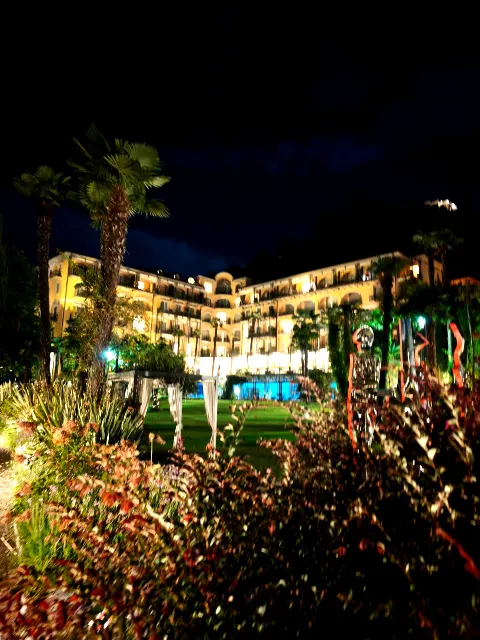La Villa Castagnola brille de mille feux dans la nuit tessinoise.