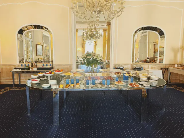 The prachtvoll breakfast buffet in the elegant hall.