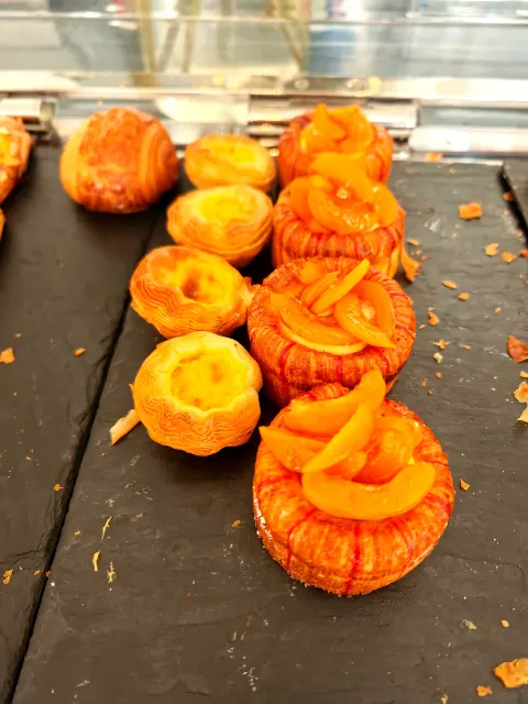 These sweet apricot tarts are simply prachtvoll, hè?