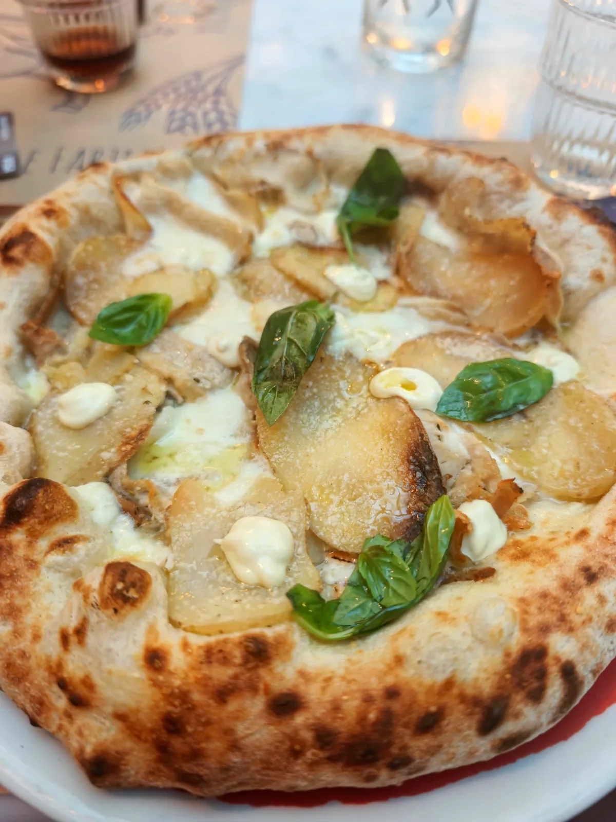 La felicità di una pizza croccante nel cuore di Lugano — Acqua e Farina