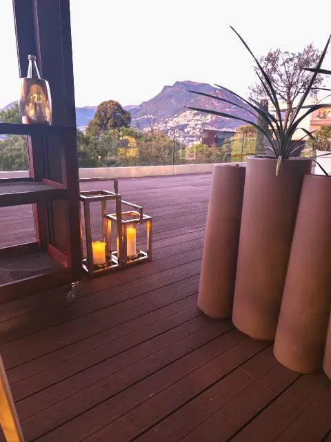 Une ambiance de soirée gezellig sur l'élégante terrasse en bois.