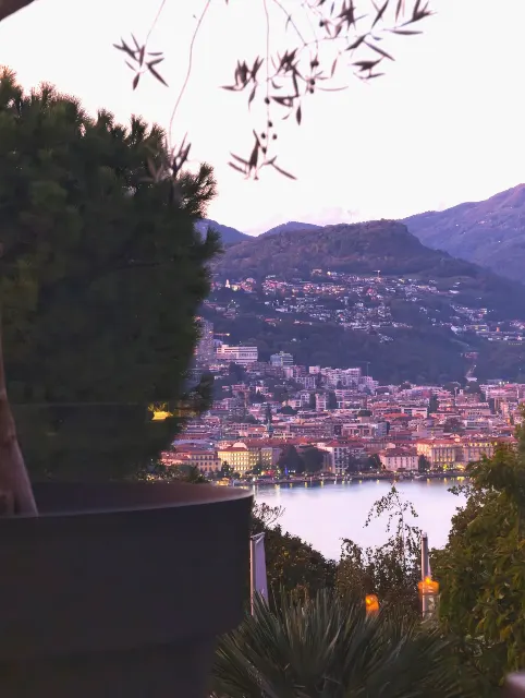 Les lumières de Lugano se reflètent dans le lac.
